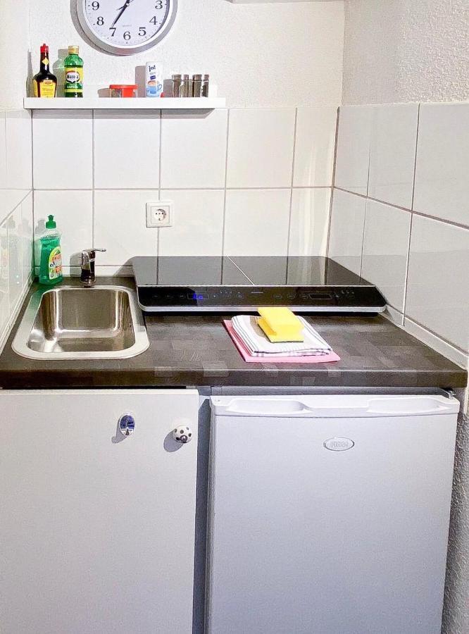 Modernes Zimmer Mit Kuechenzeile Und Bad Denkte Exterior photo